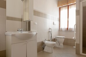 Douche, sèche-cheveux, serviettes fournies