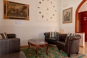 Interior - Room 'Bandb Cindy - Green Room' with Shared Garden, Wi-Fi and Air Conditioning (Navacchio)