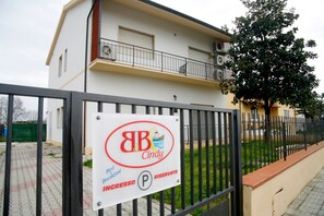 Unclassified image, 3 of 11, button - Room 'Bandb Cindy - Green Room' with Shared Garden, Wi-Fi and Air Conditioning (Navacchio)