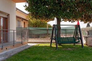 Property grounds - Room 'Bandb Cindy - Green Room' with Shared Garden, Wi-Fi and Air Conditioning (Navacchio)