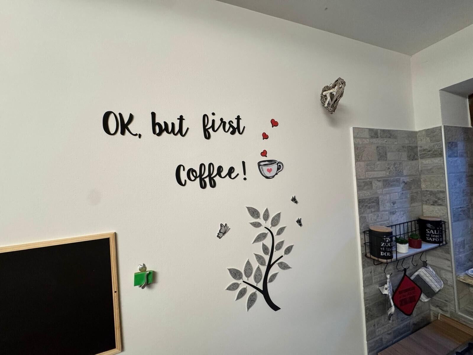 Un mur orné d’une citation inspirante et d’une illustration représentant une tasse de café.