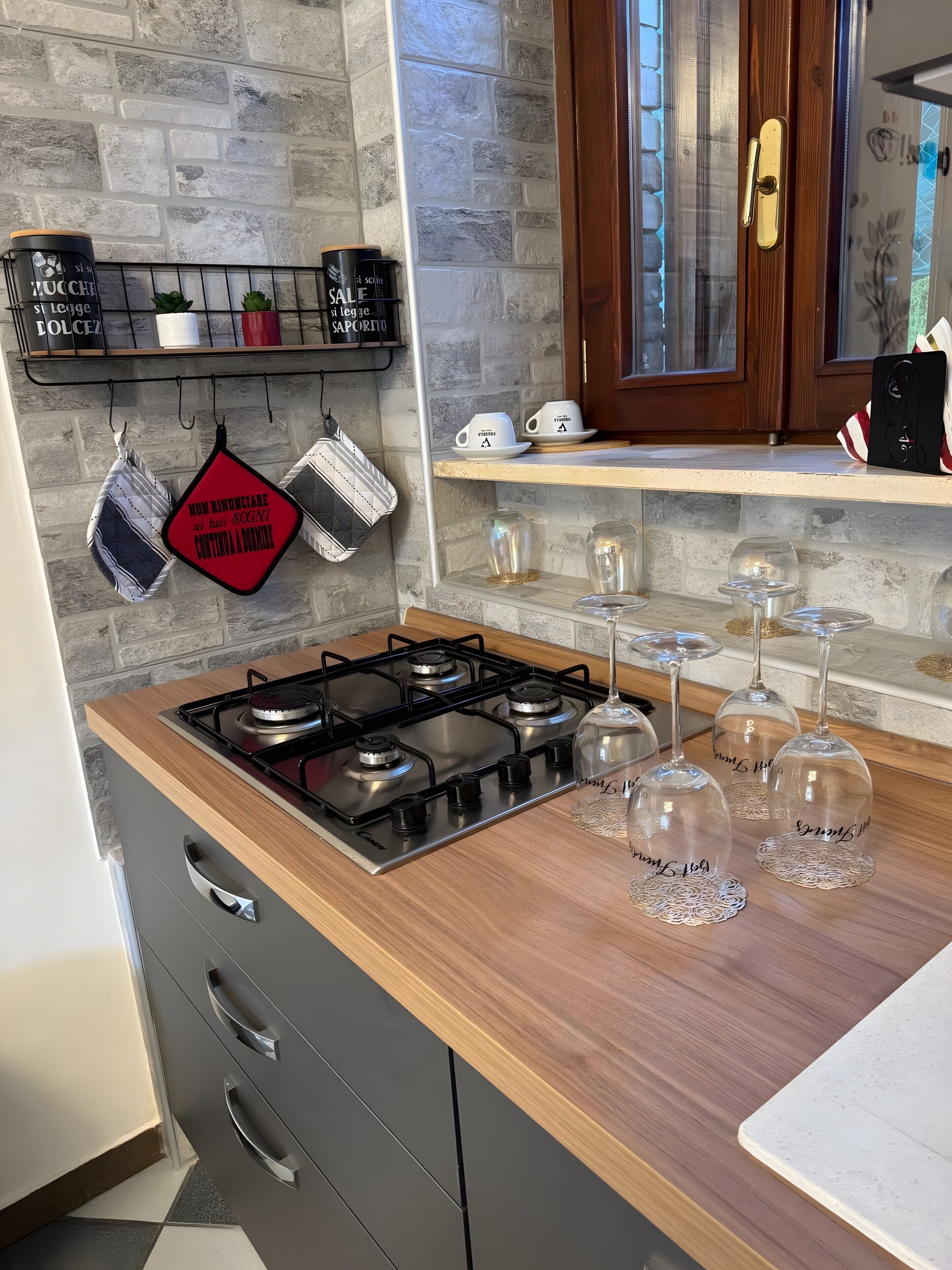 Frigorifero, microonde, forno, piano cottura