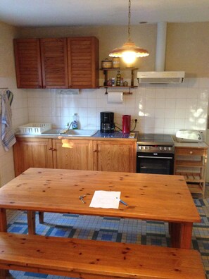 Private kitchen - Holiday Home 'Gîte Du Poney Fringant' with Private Terrace, Private Garden and Wi-Fi (Saint-Paul-Trois-Châteaux)