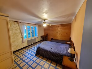 Room - Holiday Home 'Gîte Du Poney Fringant' with Private Terrace, Private Garden and Wi-Fi (Saint-Paul-Trois-Châteaux)