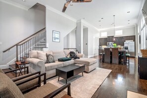 Smart TV - 3-bedroom townhome in wonderful Houston with cool AC (Houston)