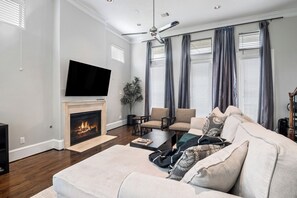 Smart TV - 3-bedroom townhome in wonderful Houston with cool AC (Houston)