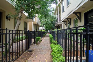 Property grounds - 3-bedroom townhome in wonderful Houston with cool AC (Houston)