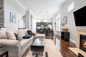 Smart TV - 3-bedroom townhome in wonderful Houston with cool AC (Houston)