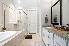 Shower, hair dryer, bidet, towels - 3-bedroom townhome in wonderful Houston with cool AC (Houston)