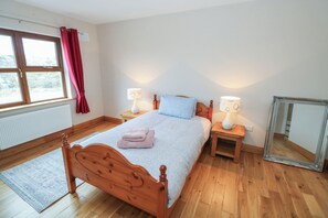 Room - TIGH MARIE, family friendly in Lettermullen, County Galway (Unknown)