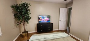 Room - 2BR Near Sherman College & Shops (Boiling Springs)