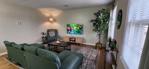 2BR Near Sherman College & Shops