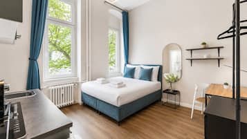 Standard Studio, 1 King Bed | Desk, laptop workspace, iron/ironing board, free WiFi