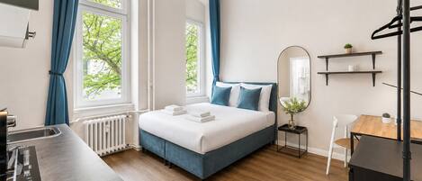 Estudio estándar, 1 cama King size | Escritorio y espacio para trabajar con laptop