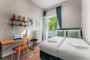 Standard-studiolejlighed - 1 queensize-seng - balkon - byudsigt | Skrivebord, arbejdsområde til bærbare computere, strygejern/strygebræt