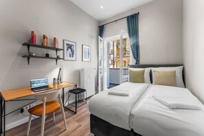 Estúdio standard, 1 cama Queen, sacada, vista para a cidade | Escrivaninha, espaço de trabalho para notebook