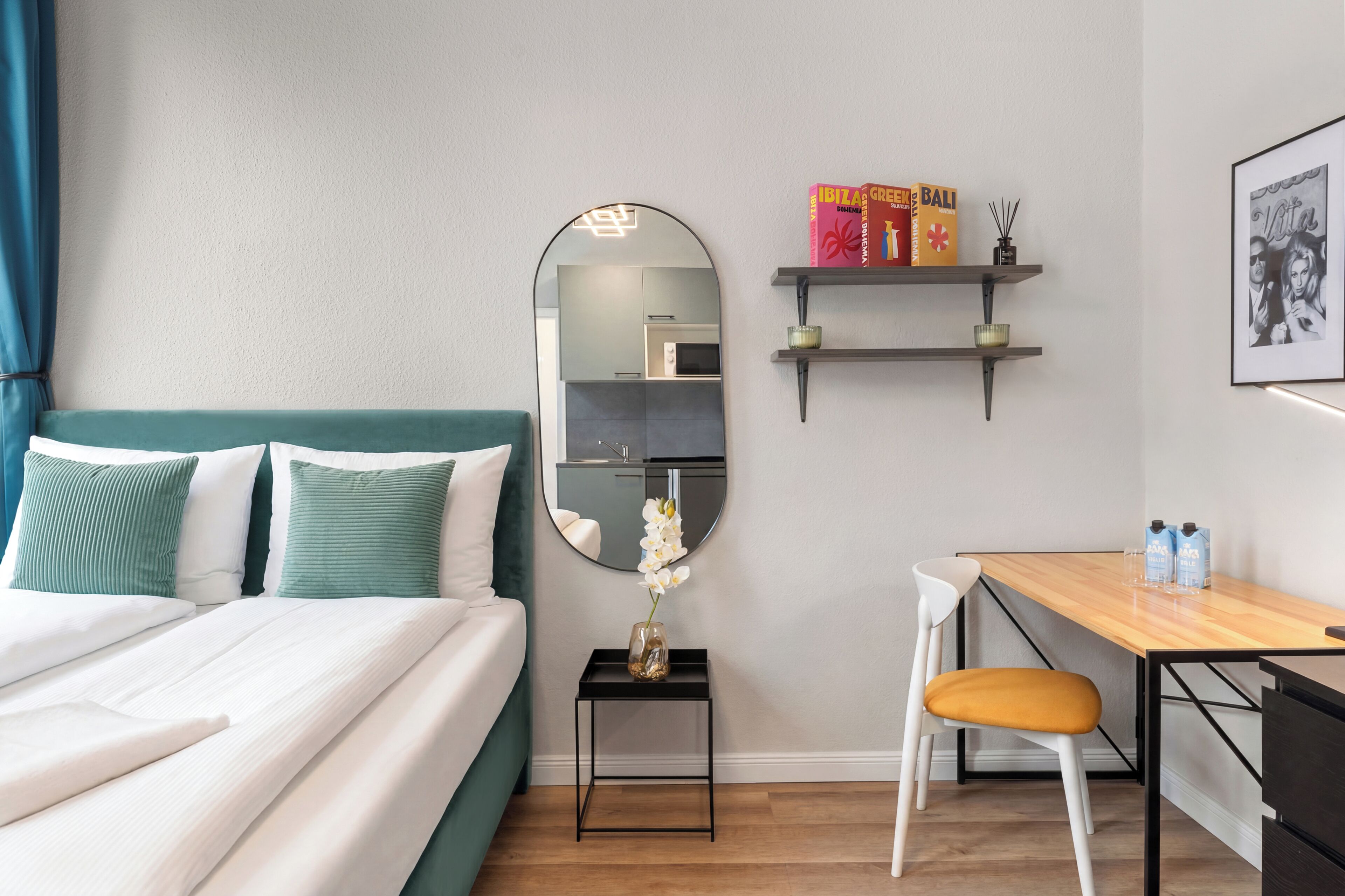 Standaard studio, 1 kingsize bed, niet-roken, en-suite badkamer | Een bureau, een laptopwerkplek, een strijkplank/strijkijzer, gratis wifi