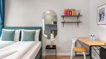 Standaard studio, 1 kingsize bed, niet-roken, en-suite badkamer | Een bureau, een laptopwerkplek, een strijkplank/strijkijzer, gratis wifi
