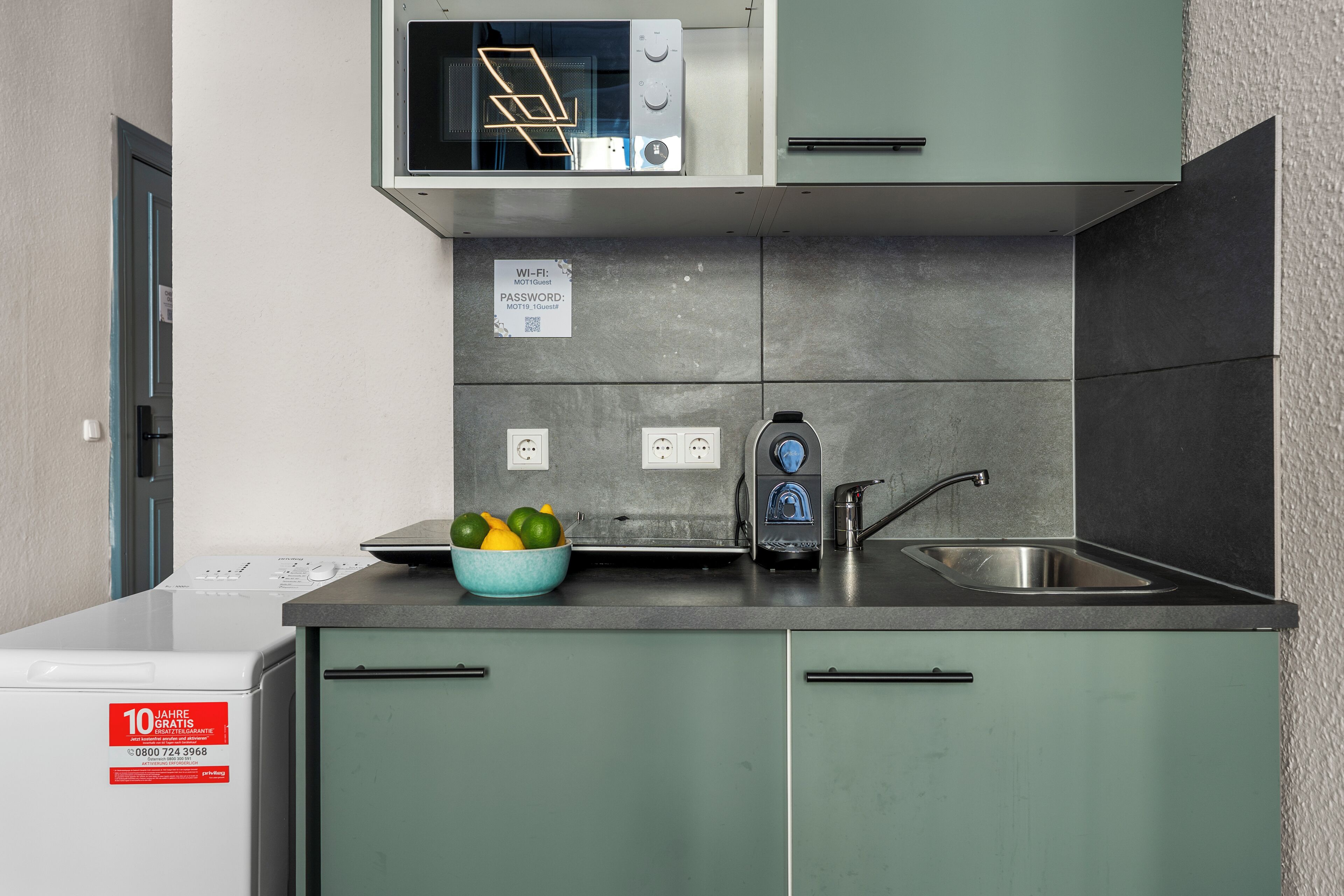 Standard Studio, 1 King Bed | Private kitchen | Mini-fridge, microwave, stovetop, cookware/dishes/utensils