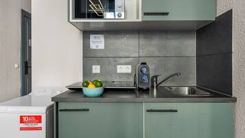 Standard Studio, 1 King Bed | Private kitchen | Mini-fridge, microwave, stovetop, cookware/dishes/utensils