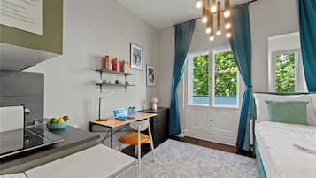 Standard-Studio, 1 Queen-Bett, Balkon, Stadtblick | Schreibtisch, laptopgeeigneter Arbeitsplatz, Bügeleisen/Bügelbrett