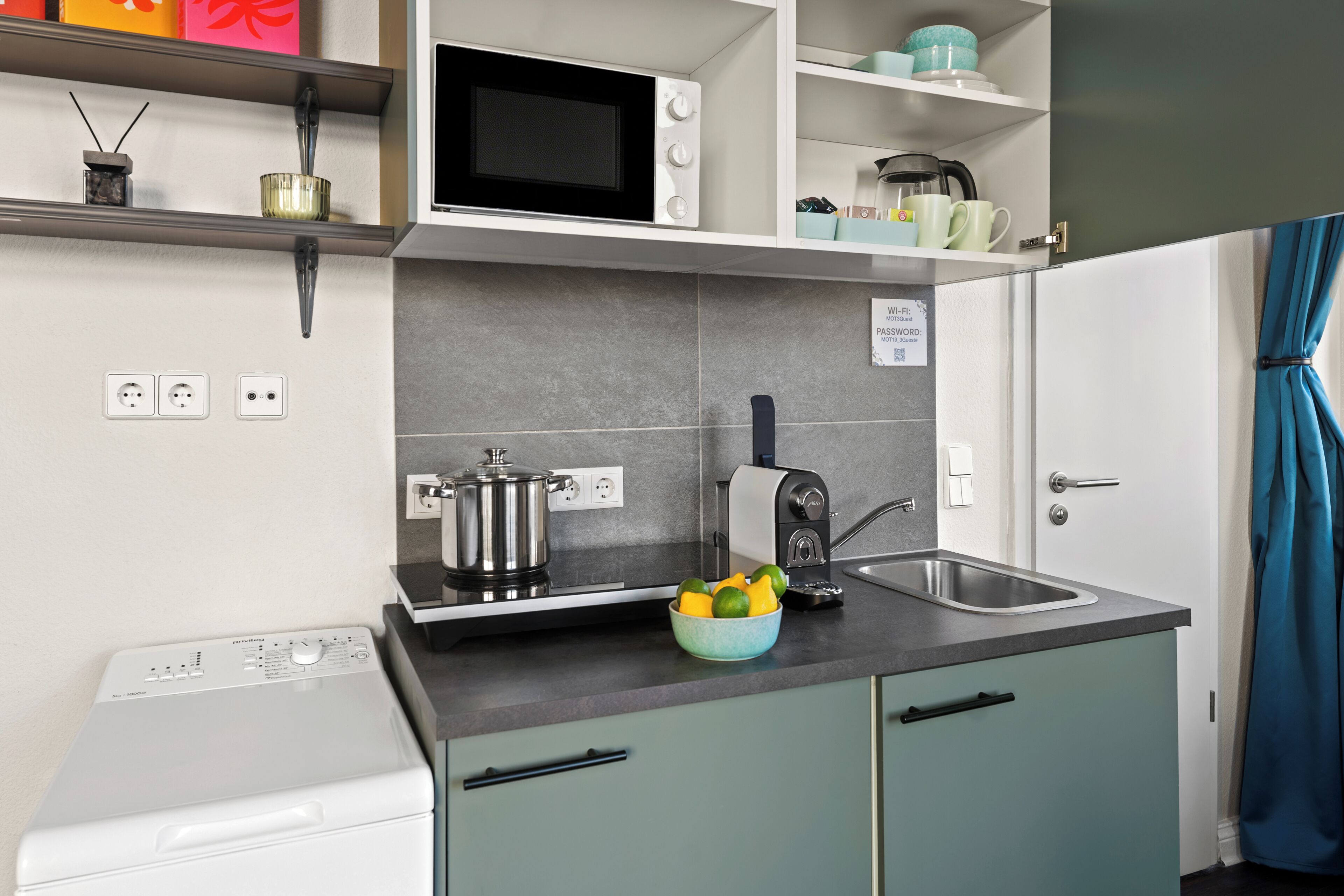 Mini-Kühlschrank, Mikrowelle, Herdplatte, Kochgeschirr/Geschirr/Besteck