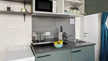 Mini-Kühlschrank, Mikrowelle, Herdplatte, Kochgeschirr/Geschirr/Besteck