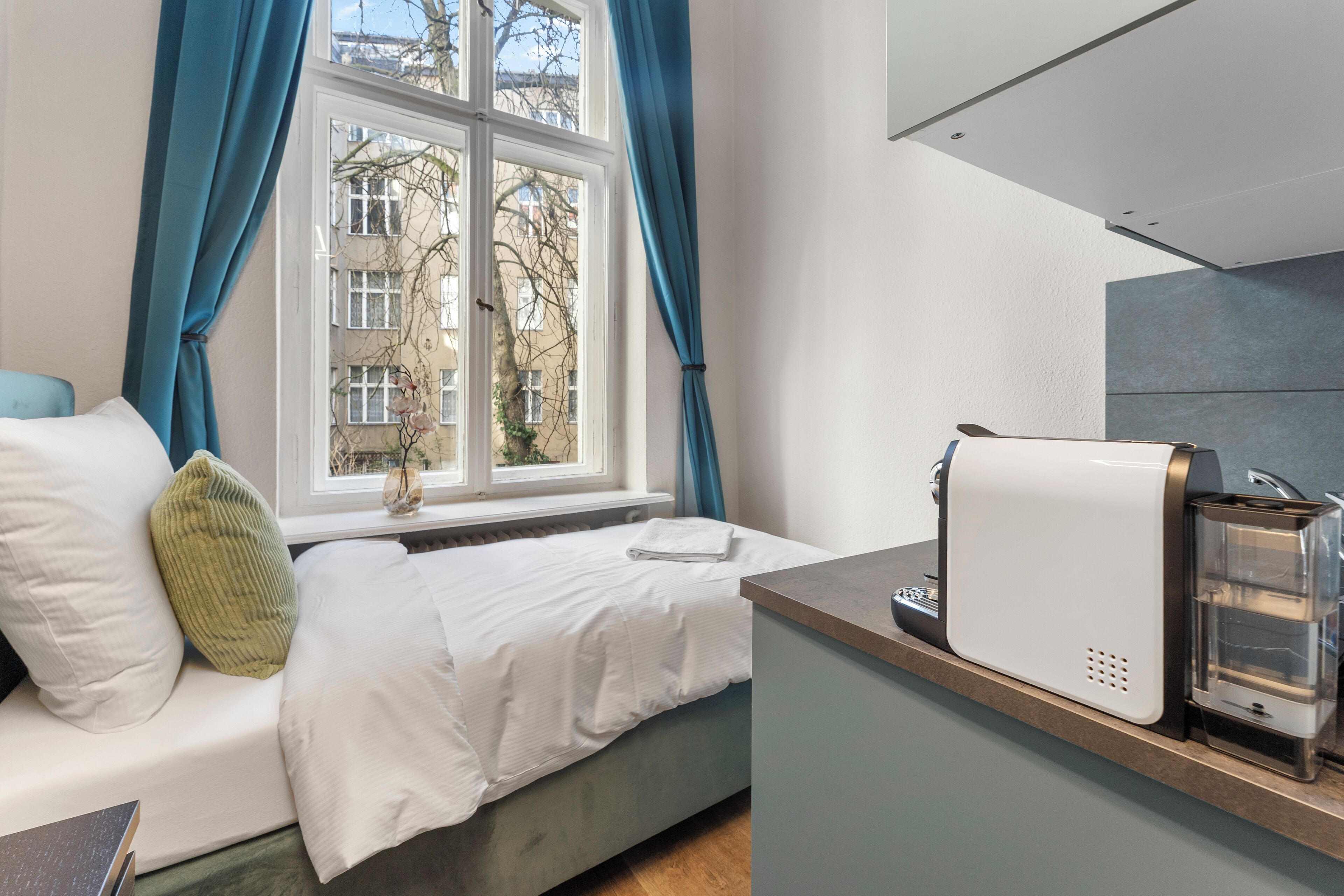 Estúdio júnior, 1 cama de solteiro | Escrivaninha, espaço de trabalho para notebook