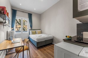 Estúdio standard, 1 cama Queen, sacada, vista para a cidade | Parte interna