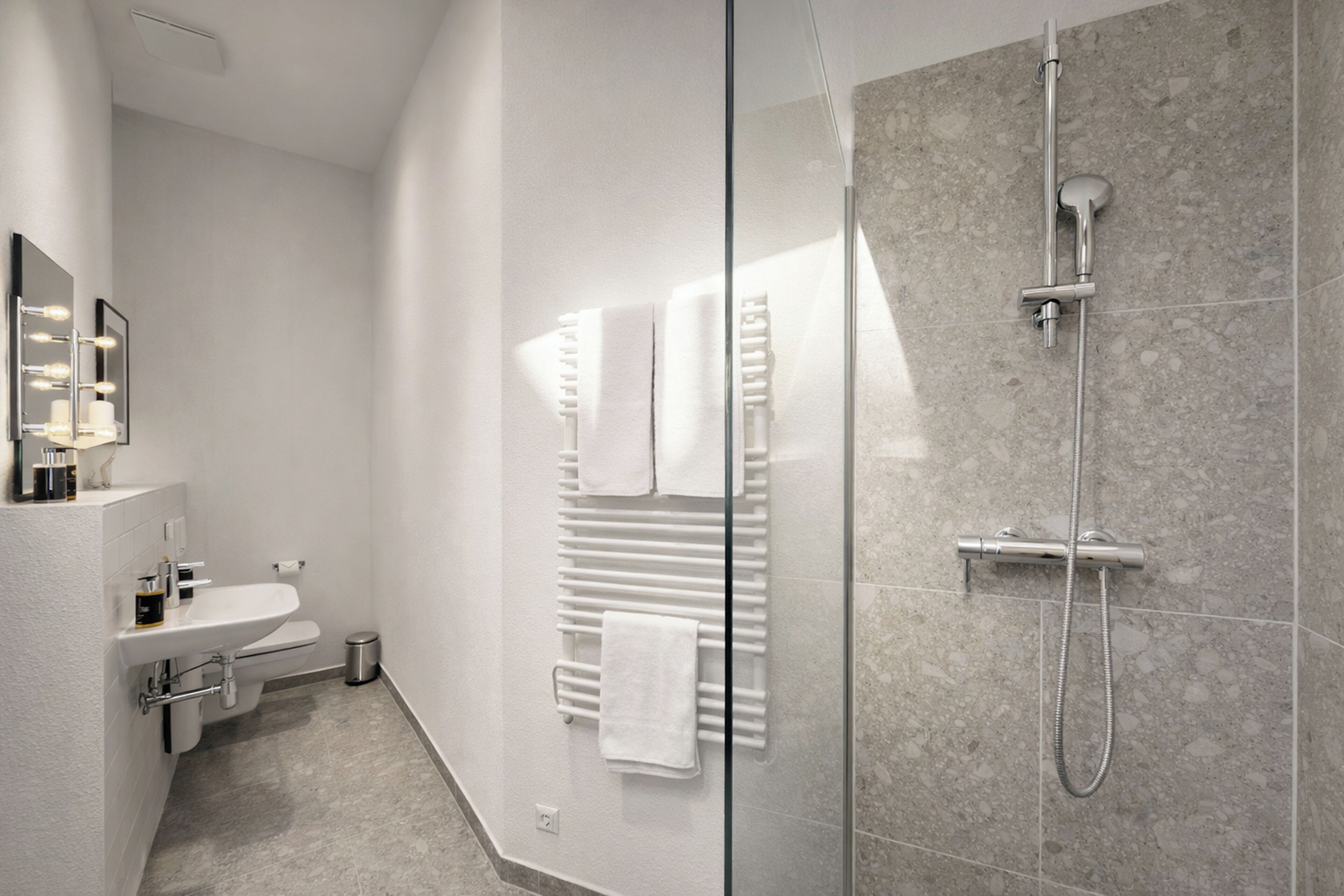 Dusche, Haartrockner, Handtücher, Seife