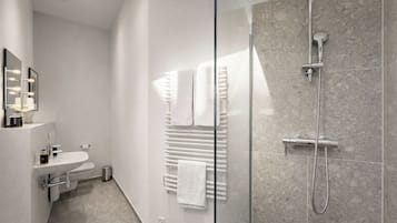 Dusche, Haartrockner, Handtücher, Seife