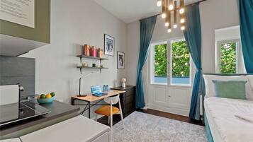 Standaard studio, 1 queensize bed, balkon, uitzicht op de stad | Een bureau, een laptopwerkplek, een strijkplank/strijkijzer, gratis wifi