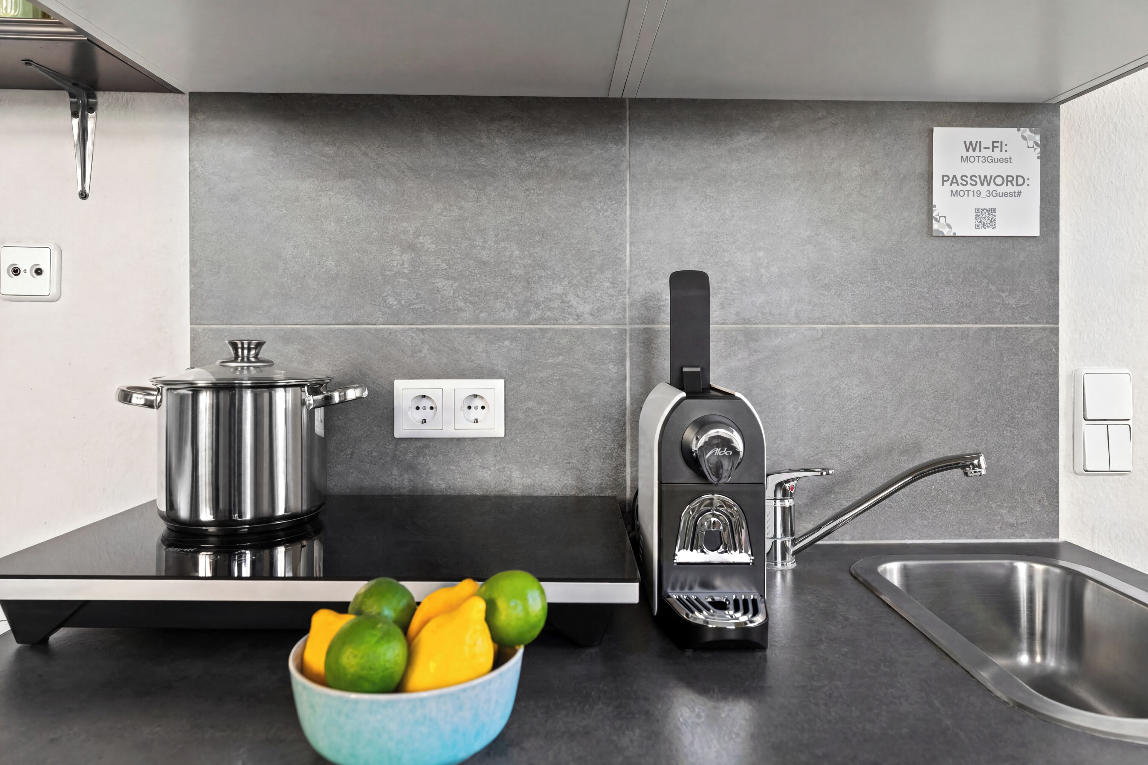 Een mini-koelkast, een magnetron, een kookplaat