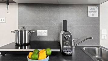 Een mini-koelkast, een magnetron, een kookplaat