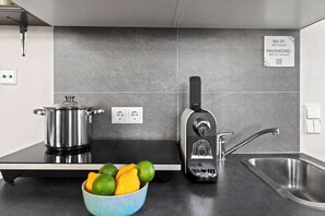 Mini réfrigérateur, micro-ondes, plaque de cuisson