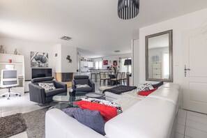 TV - Holiday Home "Villa Océane" near La Galiote Beach (Saint-Pierre-d'Oléron)