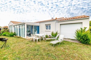 Outdoor dining - Holiday Home "Villa Océane" near La Galiote Beach (Saint-Pierre-d'Oléron)
