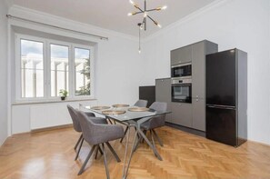 Dining - Malila Apartments Dunin Wąsowicza 4 (Kraków)