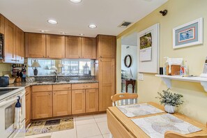 Fridge, microwave, oven, stovetop - Golden Shores 516 - Intercoastal Views (Indian Shores)