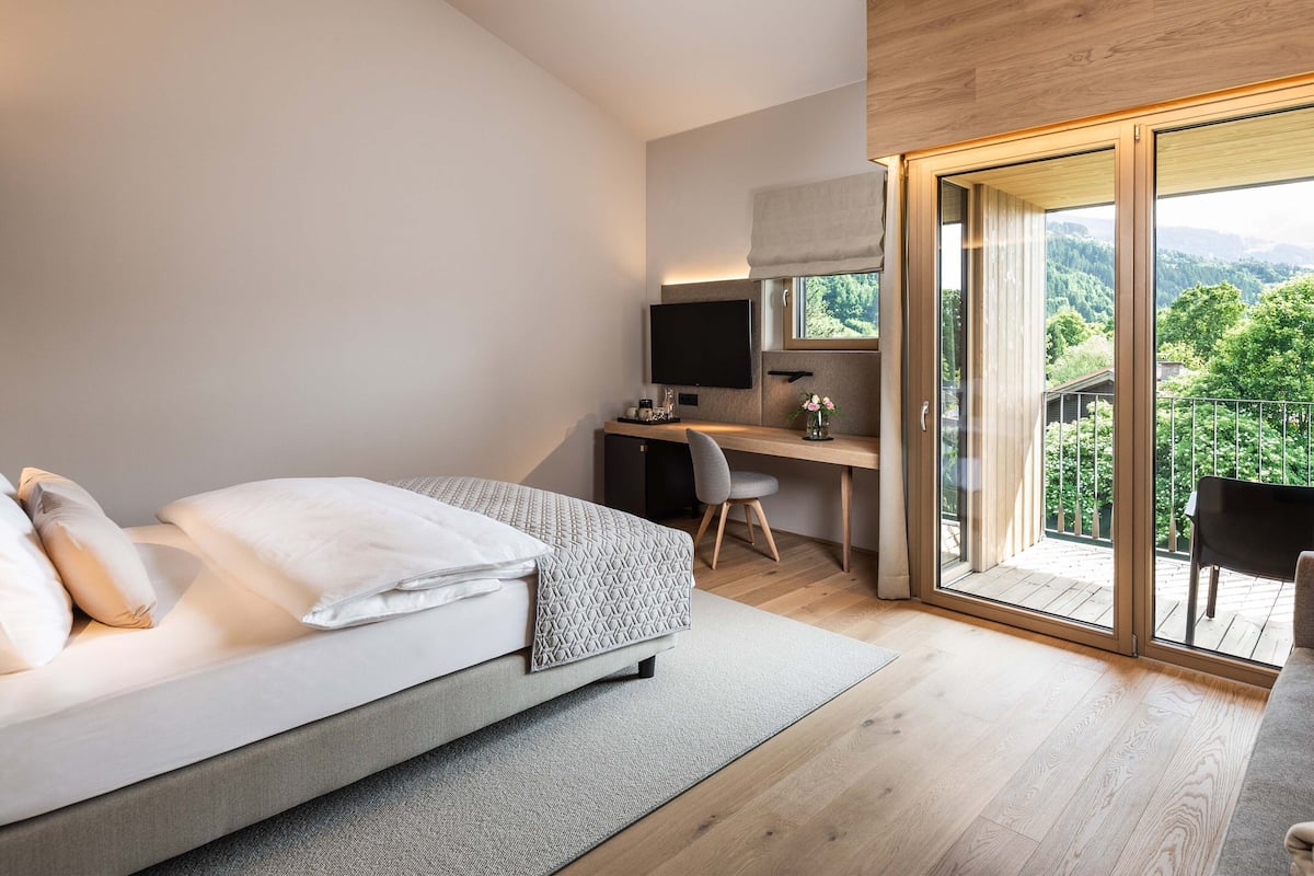 Studio Deluxe - balkong - utsikt mot trädgården | Värdeförvaringsskåp på rummet, mörkläggningsgardiner och gratis wi-fi