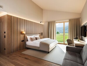 Svíta - svalir - útsýni yfir garð | Öryggishólf í herbergi, myrkratjöld/-gardínur