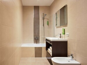 Ducha, artículos de tocador gratuitos, secador de pelo, toallas