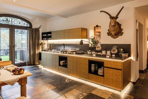 Una cocina moderna con una isla central, armarios empotrados y una decoración con cabeza de animal montada.