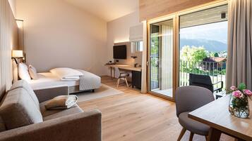 Suite junior, balcón, vista al jardín | Caja de seguridad en la habitación, cortinas blackout y wifi gratis