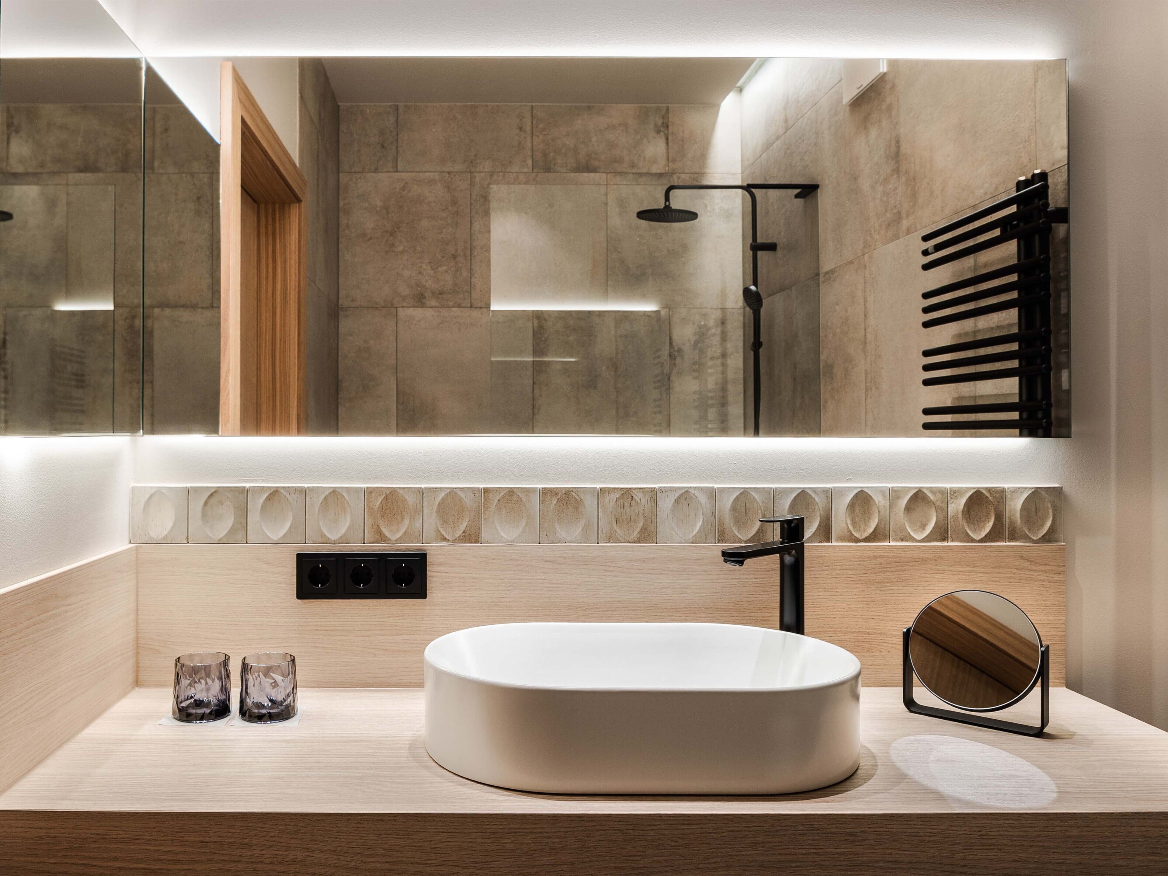 Habitación Deluxe doble | Baño | Artículos de higiene personal gratuitos, secador de pelo y toallas