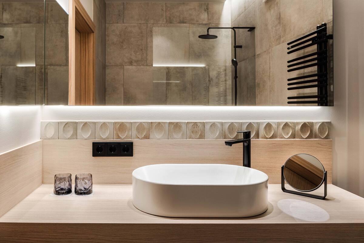 Habitación Deluxe doble | Baño | Artículos de higiene personal gratuitos, secador de pelo y toallas