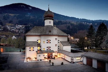 Courtyard view. Schloss & Boutiquehotel Mitterhart