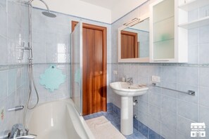 Shower, bidet, shampoo, toilet paper - PURPLE HOUSE by Design Studio (Colico)