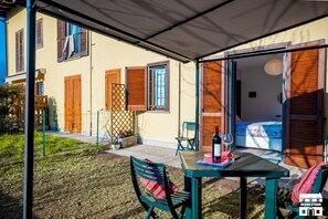 Outdoor dining - PURPLE HOUSE by Design Studio (Colico)
