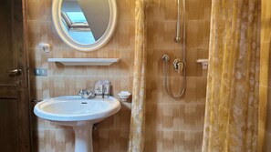 Dusche, Bidet, Handtücher
